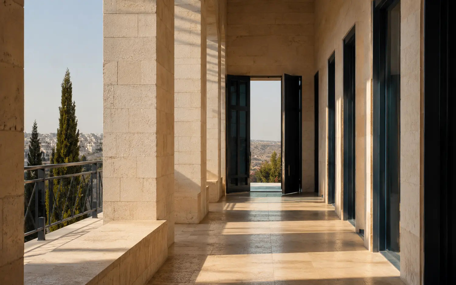 מסדרון אבן ירושלמי מואר ודלת פתוחה